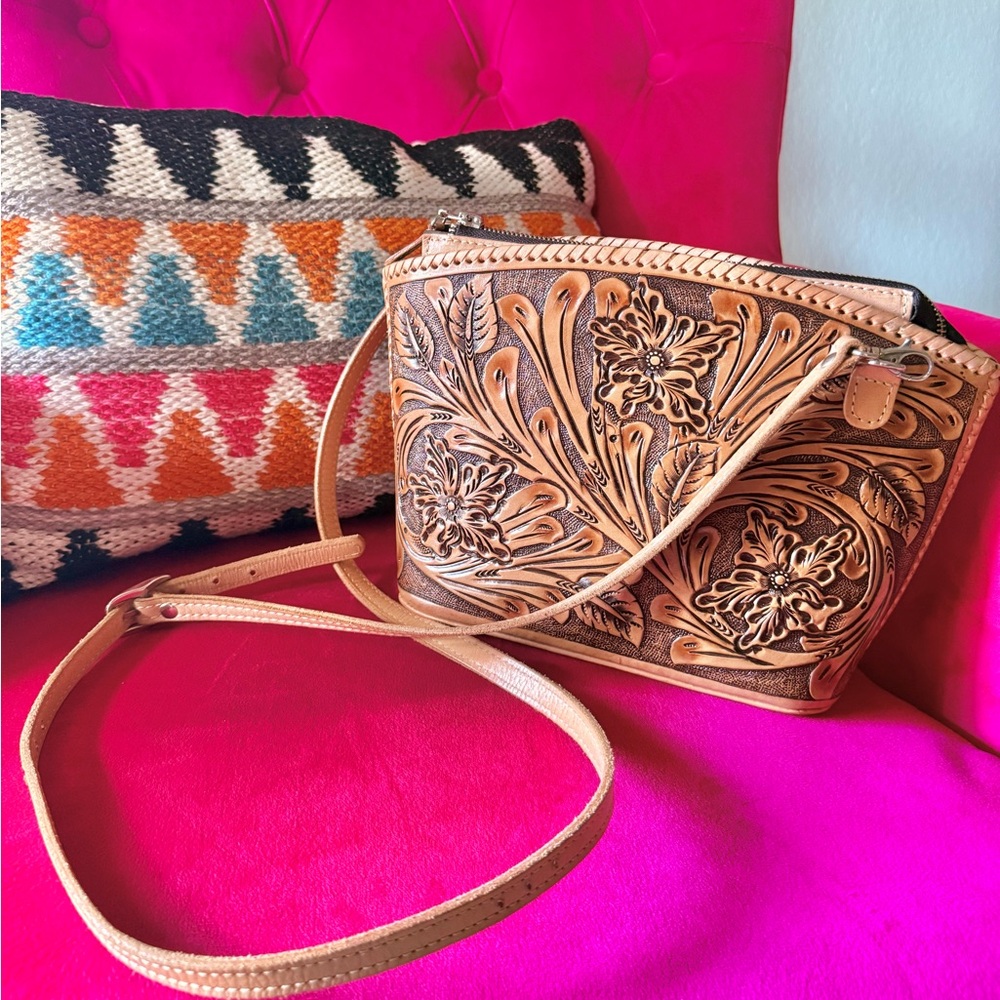 The Qué Chula Leather Tooled Purse